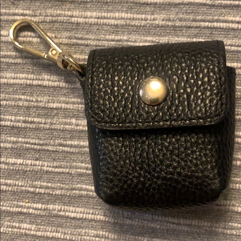 Bandolier Avery Black Leather AirPod Clip-on Case